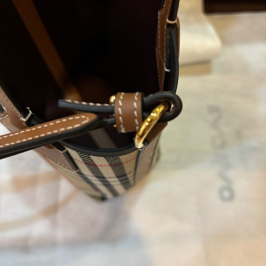 BURBERRY迷你水桶包-5
