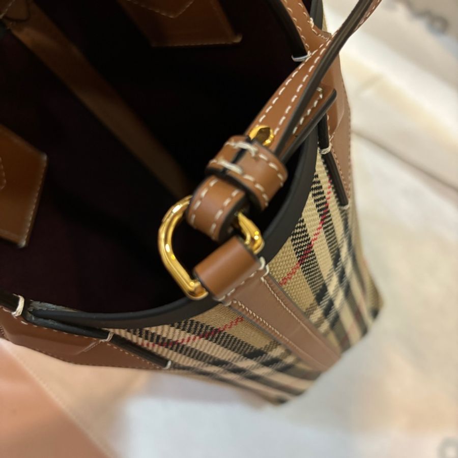 BURBERRY迷你水桶包-6