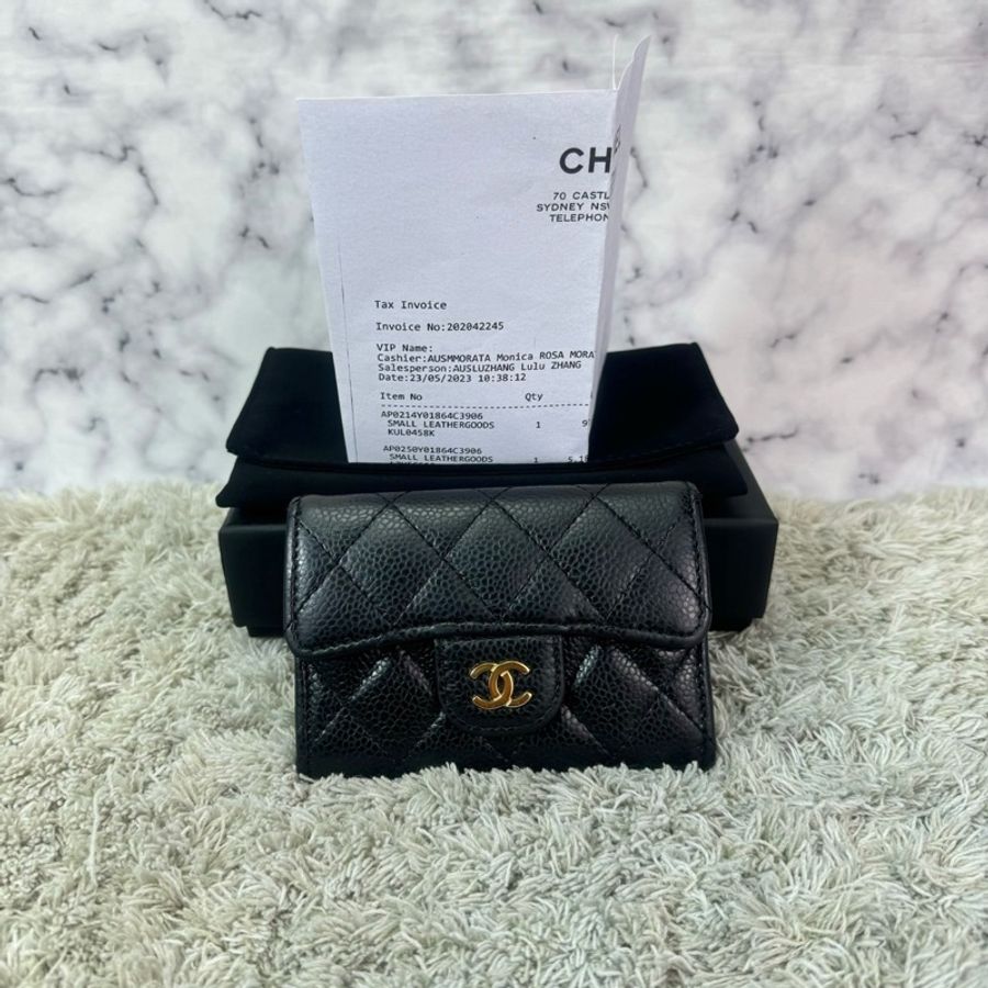 CHANEL 經典雙C金屬菱紋荔枝牛皮翻蓋零錢包 黑金-0