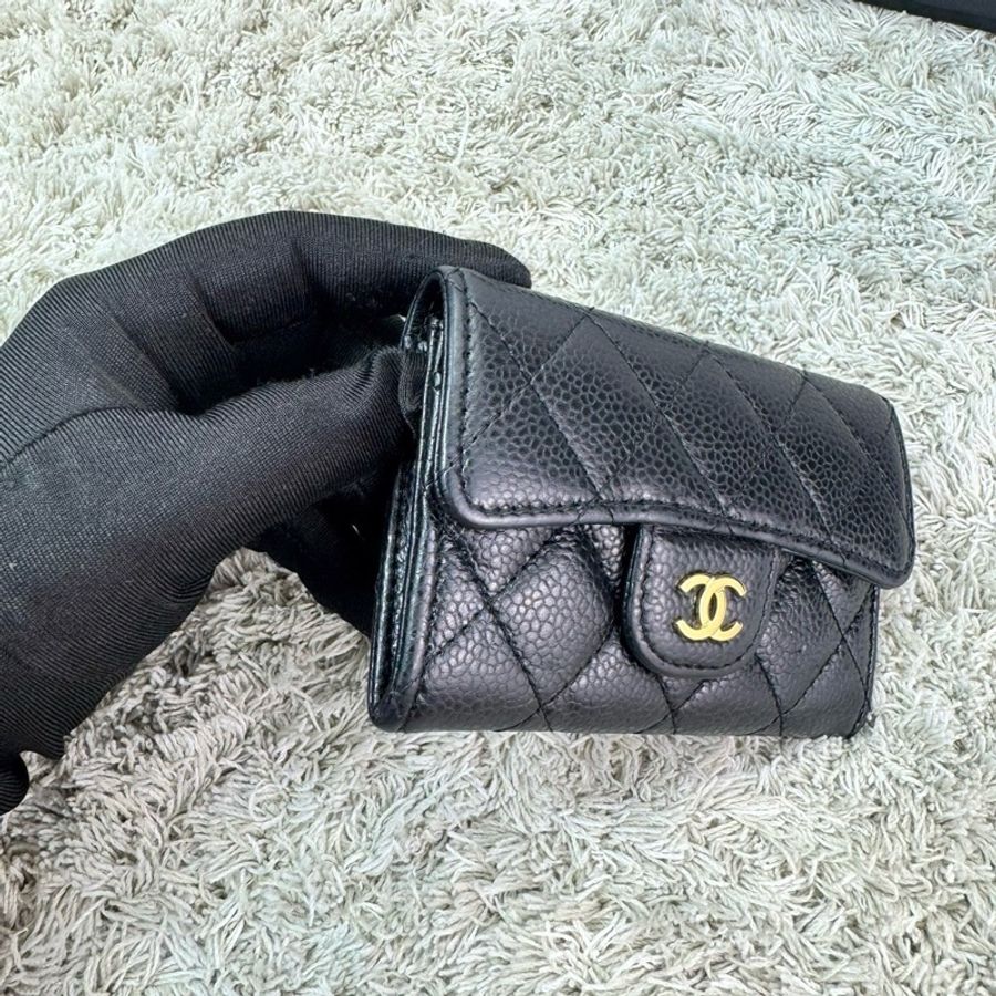 CHANEL 經典雙C金屬菱紋荔枝牛皮翻蓋零錢包 黑金-20