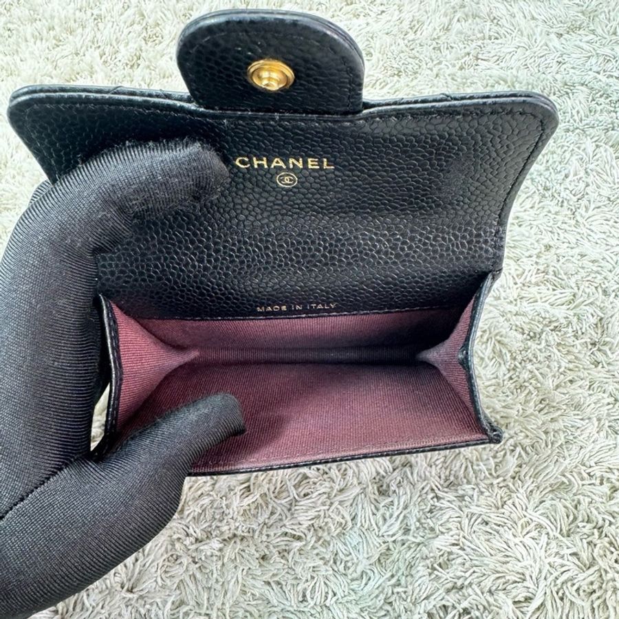 CHANEL 經典雙C金屬菱紋荔枝牛皮翻蓋零錢包 黑金-35