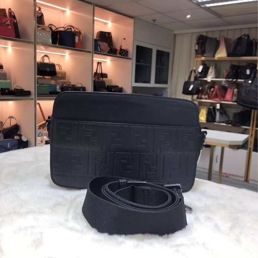 fendi 芬迪 郵差包 黑色壓印經典FF logo O483-0
