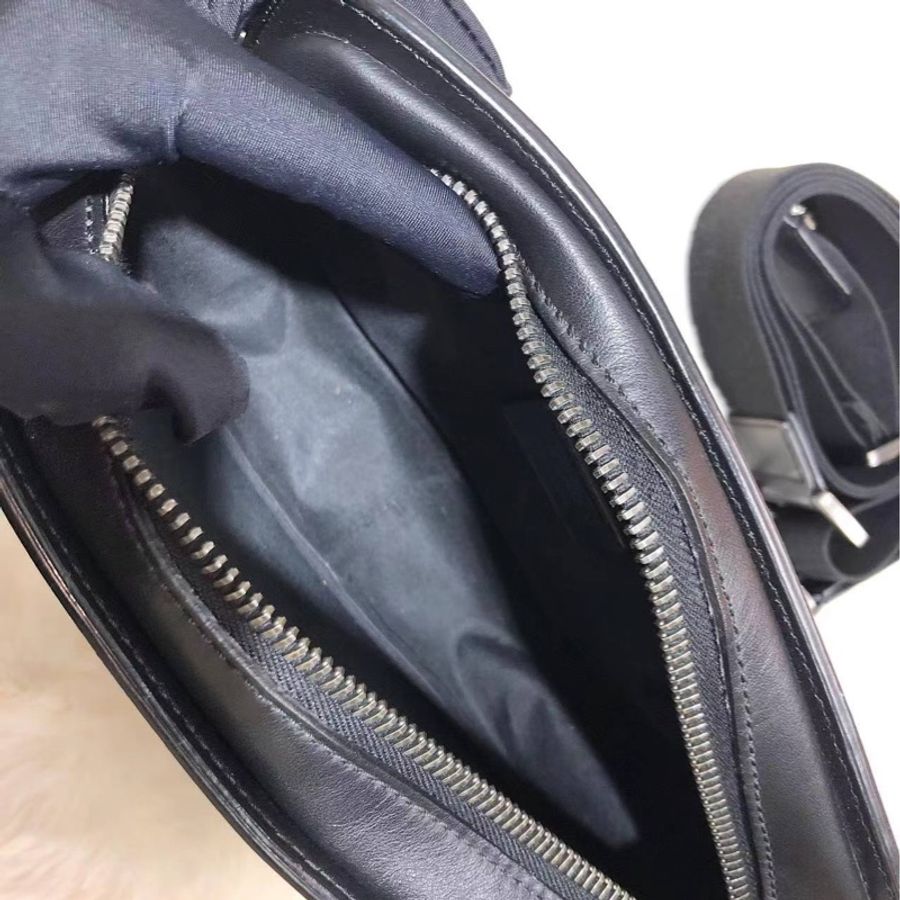fendi 芬迪 郵差包 黑色壓印經典FF logo O483-17