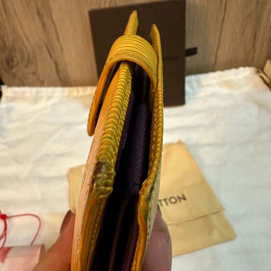 專櫃正品 LOUIS VUITTON EPI 水波紋 黃紫色 短夾-44