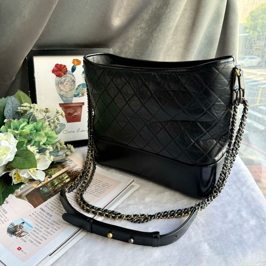 Chanel Gabrielle HoBo菱格紋小牛皮流浪包(大款)(黑色)-6
