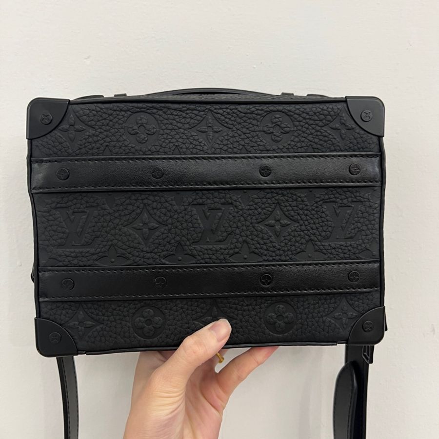 LV 黑牛皮壓紋Soft Trunk斜背包M59163-0