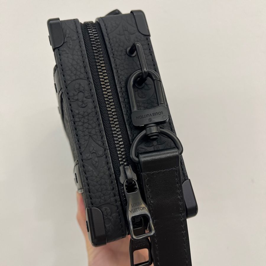 LV 黑牛皮壓紋Soft Trunk斜背包M59163-1