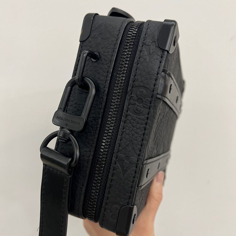 LV 黑牛皮壓紋Soft Trunk斜背包M59163-2