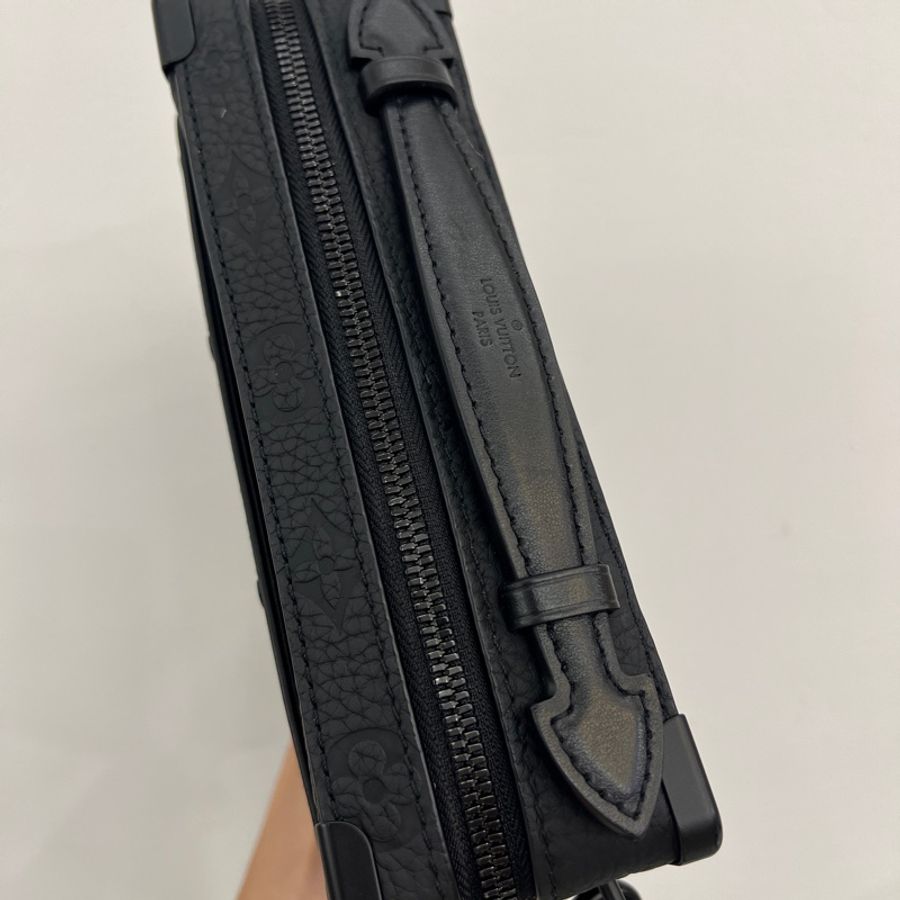 LV 黑牛皮壓紋Soft Trunk斜背包M59163-3