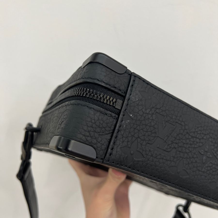 LV 黑牛皮壓紋Soft Trunk斜背包M59163-4