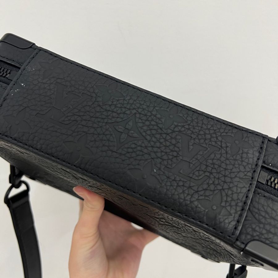 LV 黑牛皮壓紋Soft Trunk斜背包M59163-5