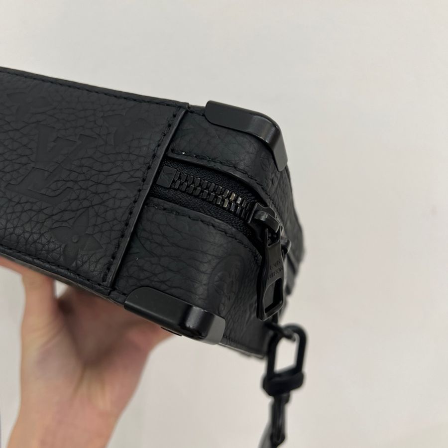 LV 黑牛皮壓紋Soft Trunk斜背包M59163-6