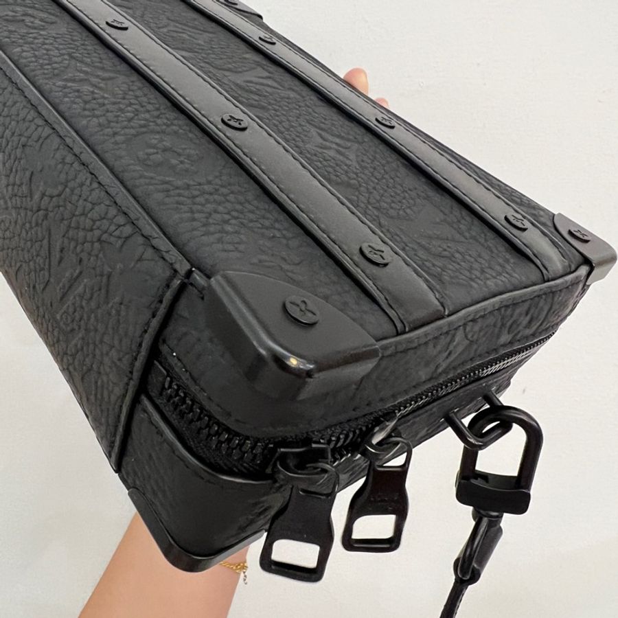 LV 黑牛皮壓紋Soft Trunk斜背包M59163-7