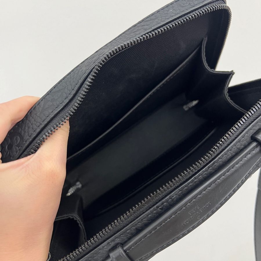 LV 黑牛皮壓紋Soft Trunk斜背包M59163-8