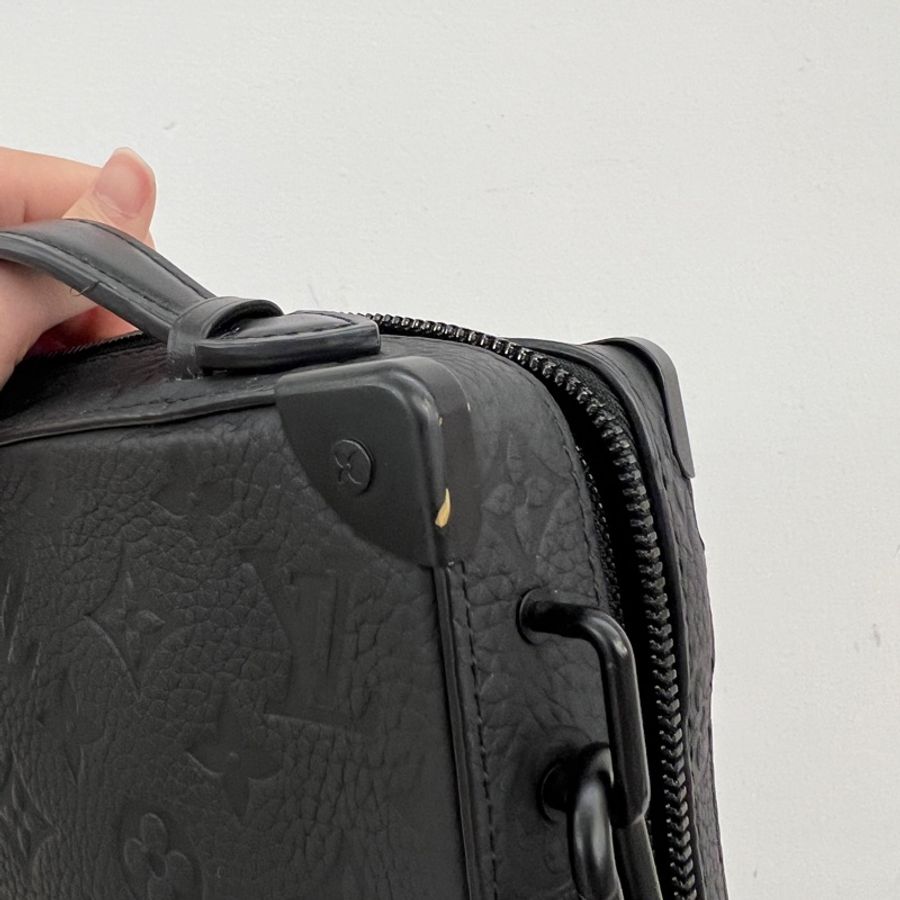 LV 黑牛皮壓紋Soft Trunk斜背包M59163-10