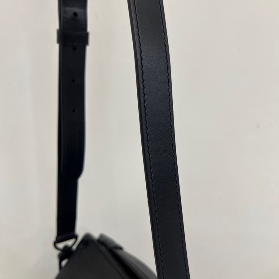 LV 黑牛皮壓紋Soft Trunk斜背包M59163-14