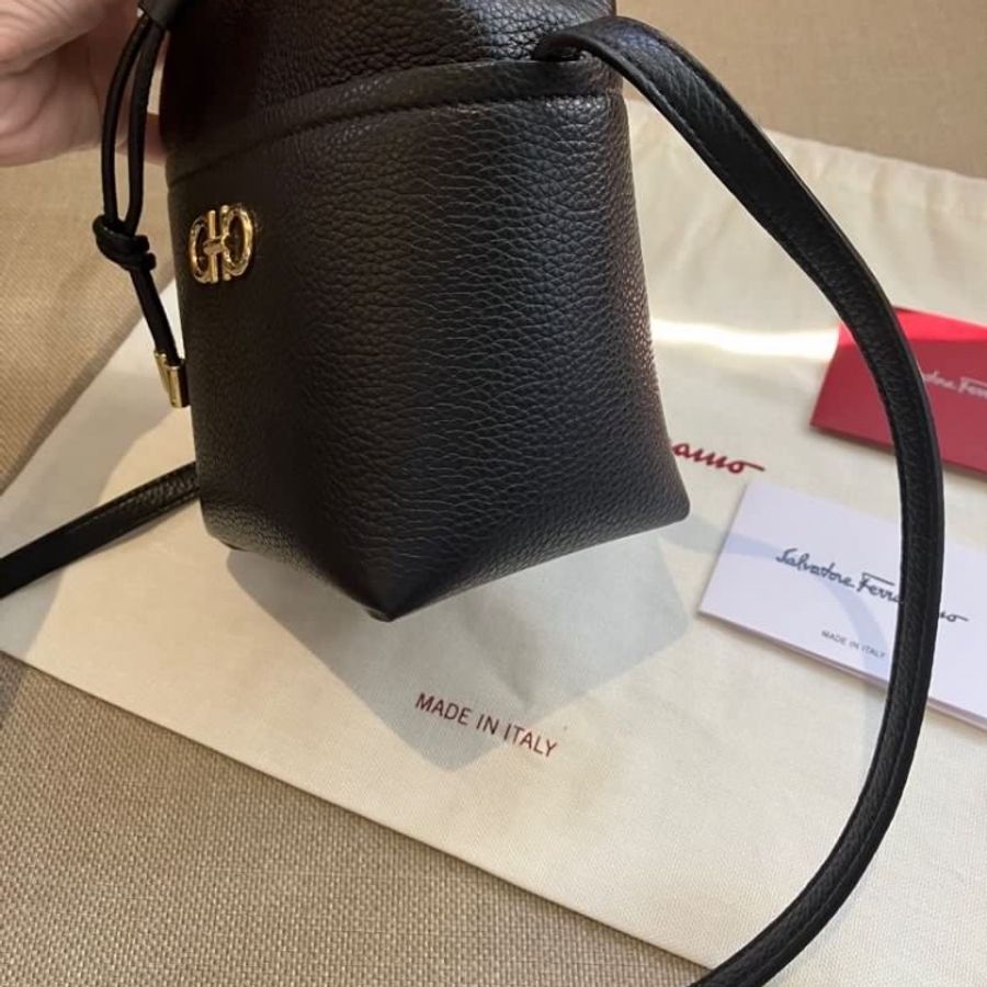 Salvatore Ferragamo 斜背包-9