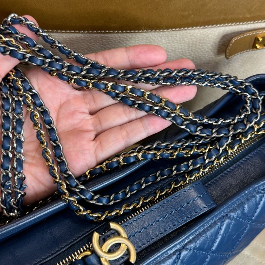 狂降‼️CHANEL Gabrielle星空藍小牛皮/中款流浪包🩵💙夯款超值-17