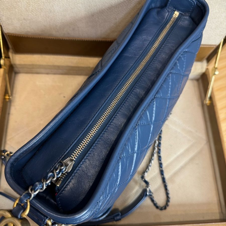 狂降‼️CHANEL Gabrielle星空藍小牛皮/中款流浪包🩵💙夯款超值-21