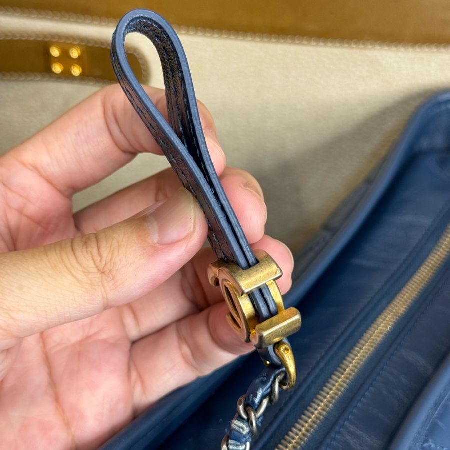 狂降‼️CHANEL Gabrielle星空藍小牛皮/中款流浪包🩵💙夯款超值-23
