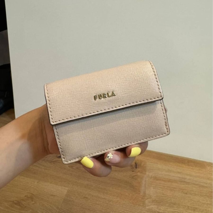 FURLA BABYLON金屬字母LOGO 芭蕾粉 十字紋 荔枝皮 3卡雙扣式 三折短夾 皮夾 錢包-5