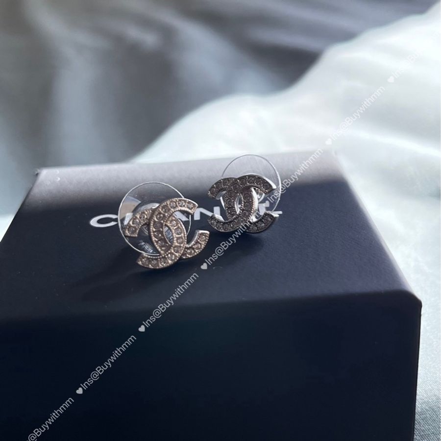 ⭐️賣場有滿額折扣⭐️ Chanel最經典的水鑽雙C耳環(銀色)-0