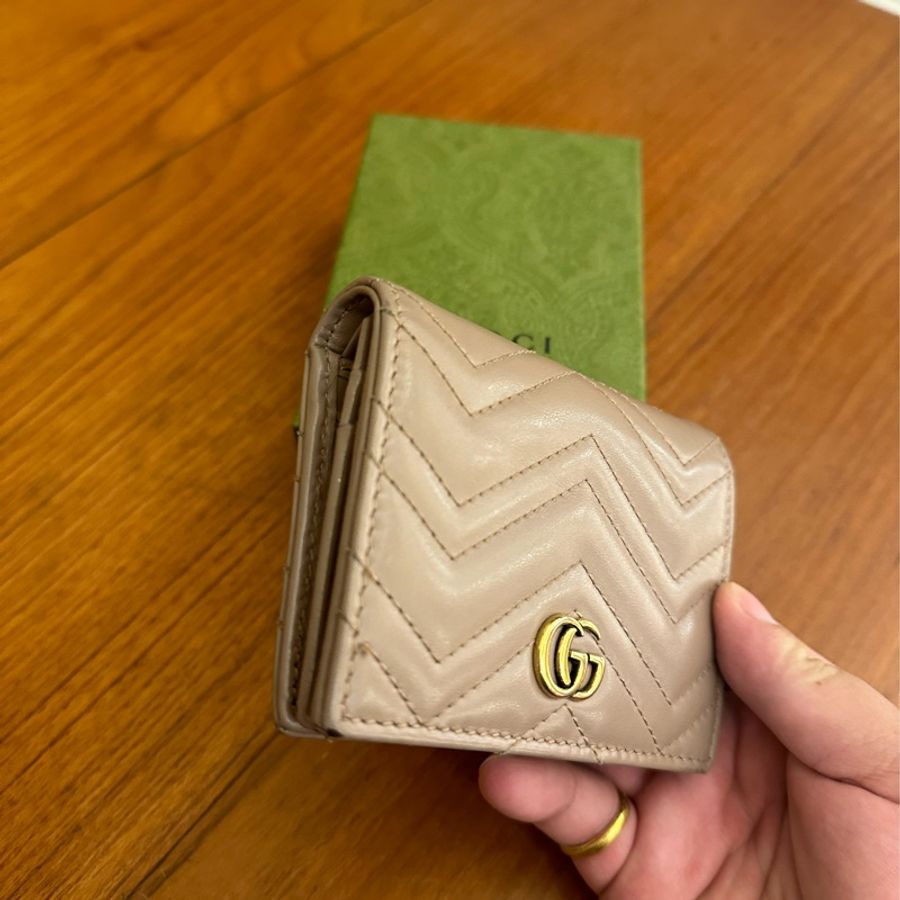 GUCCI 藕粉MARMONT釦式短夾-2