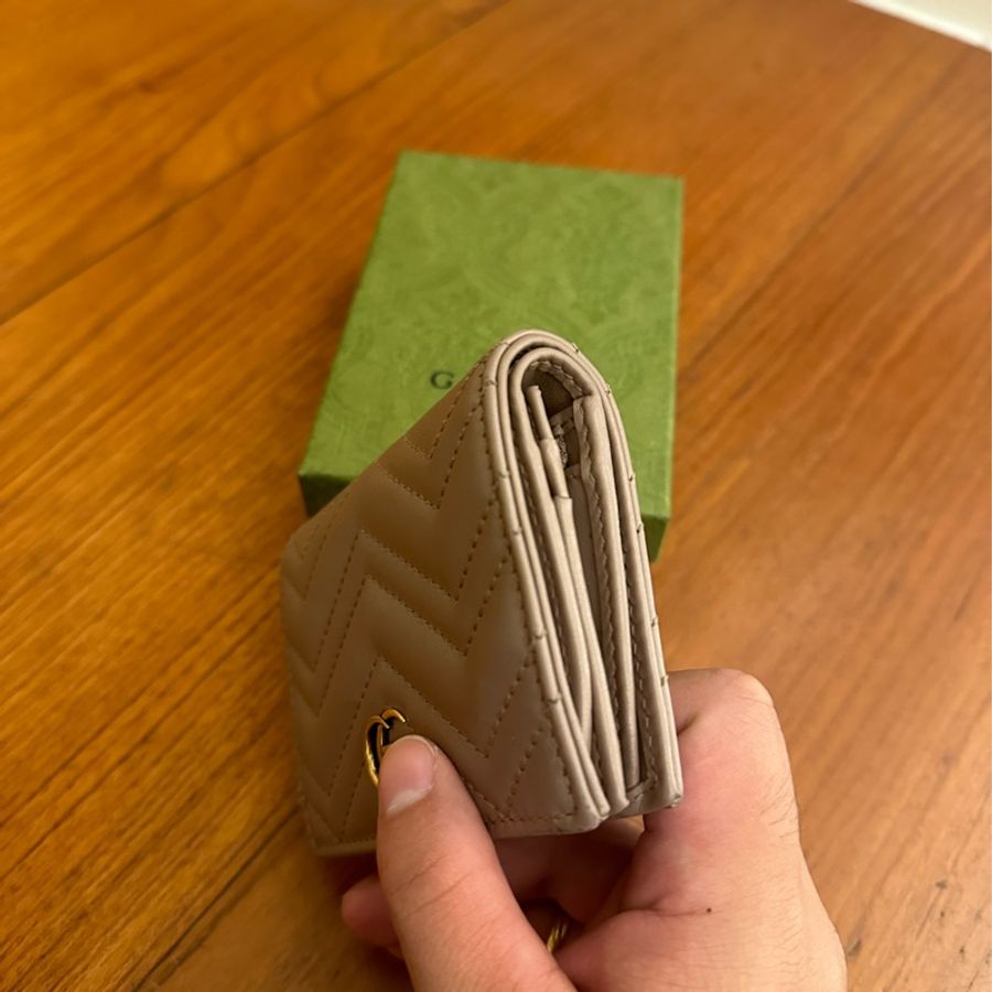 GUCCI 藕粉MARMONT釦式短夾-3