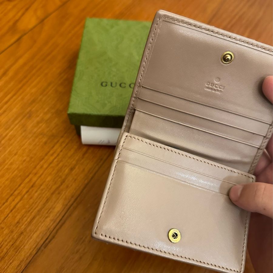 GUCCI 藕粉MARMONT釦式短夾-14