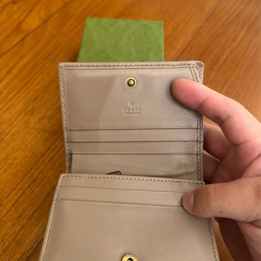 GUCCI 藕粉MARMONT釦式短夾-15
