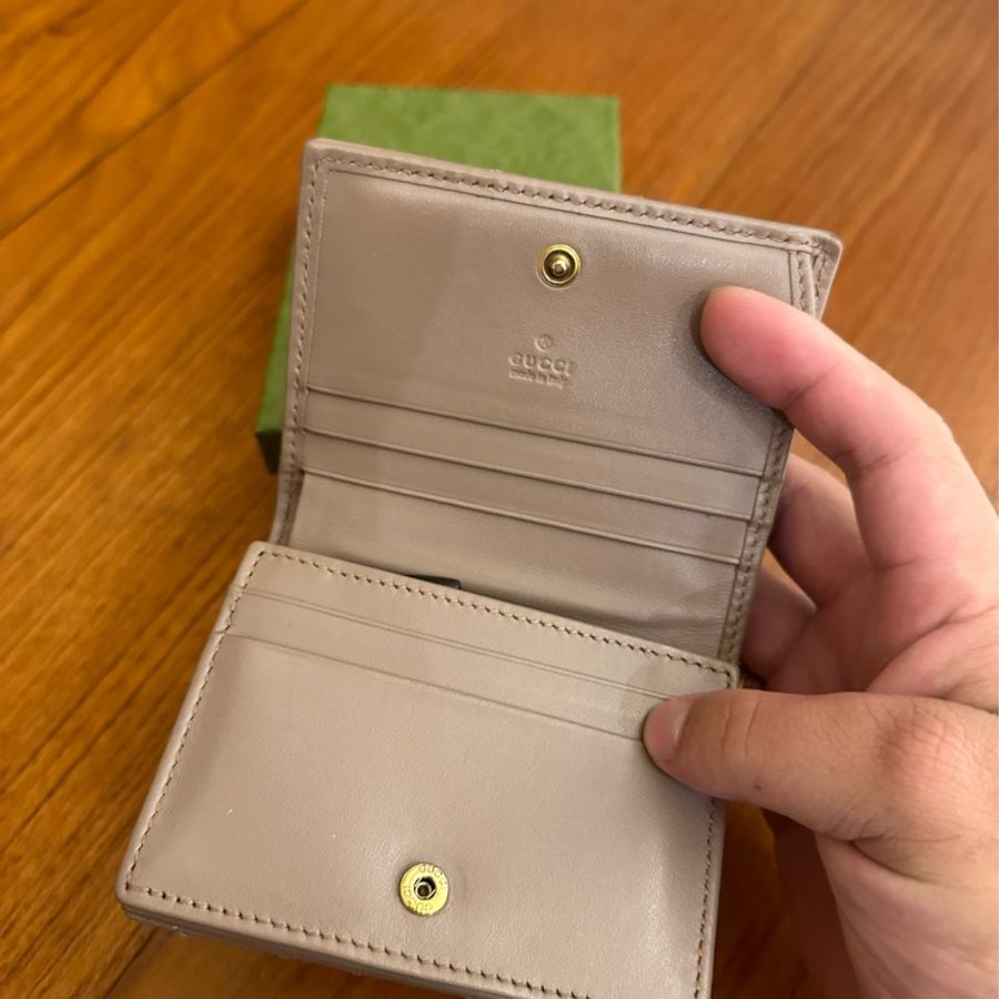 GUCCI 藕粉MARMONT釦式短夾-16