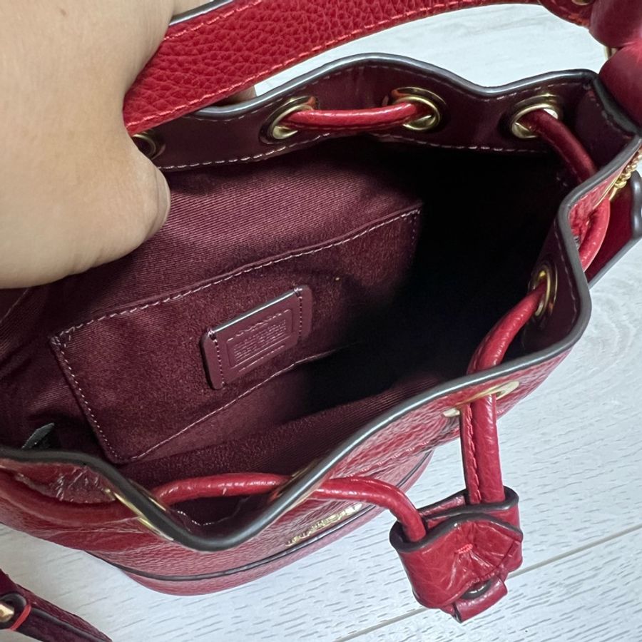 Coach 荔枝紋牛皮紅色迷你束口水桶包-12
