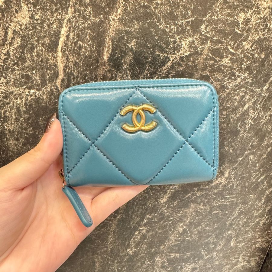 Chanel 土耳其藍羊皮立體螺旋雙C Logo 拉鏈零錢卡包-0