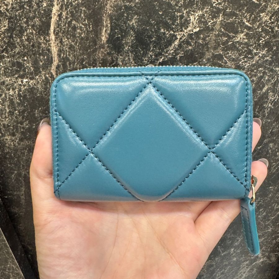 Chanel 土耳其藍羊皮立體螺旋雙C Logo 拉鏈零錢卡包-1