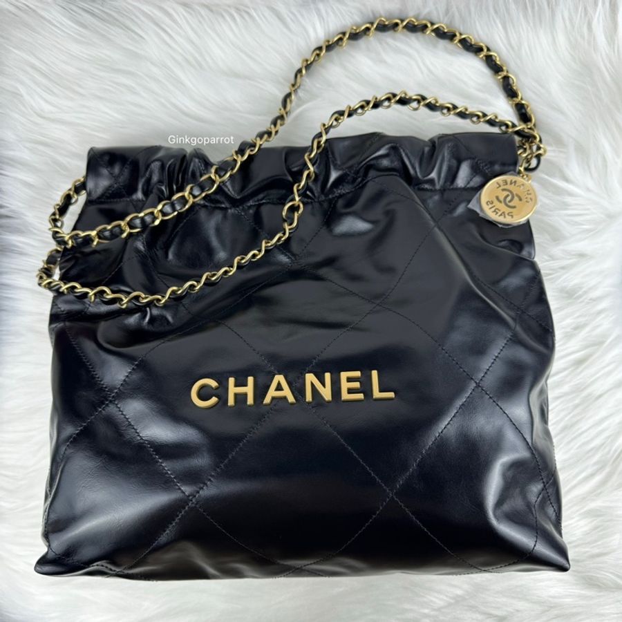 CHANEL 22 小型菱格紋亮面小牛皮肩背包-5