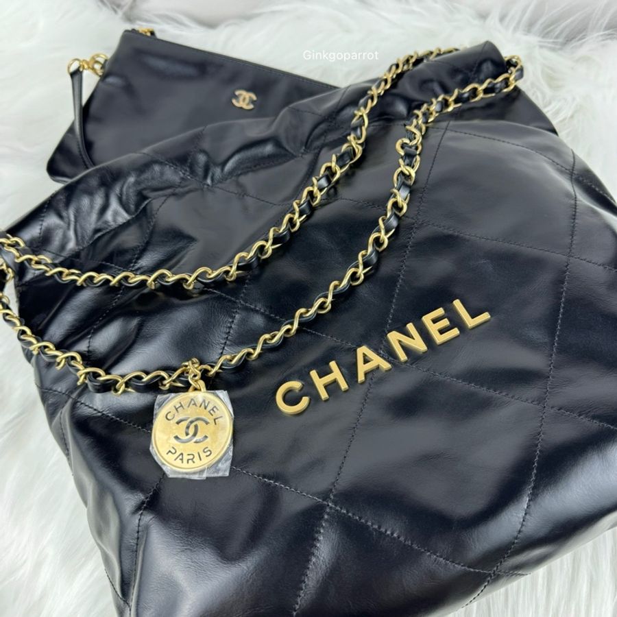 CHANEL 22 小型菱格紋亮面小牛皮肩背包-6