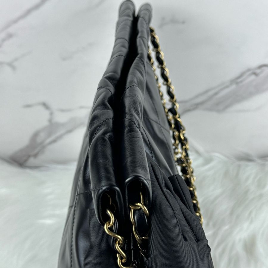 CHANEL 22 小型菱格紋亮面小牛皮肩背包-11