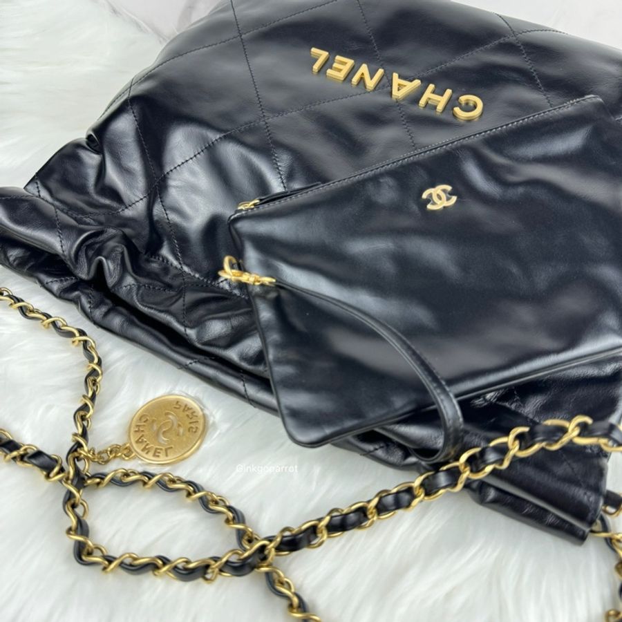 CHANEL 22 小型菱格紋亮面小牛皮肩背包-17