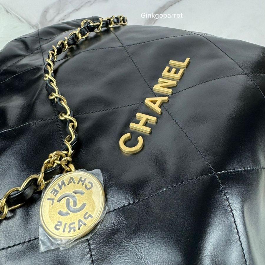 CHANEL 22 小型菱格紋亮面小牛皮肩背包-19