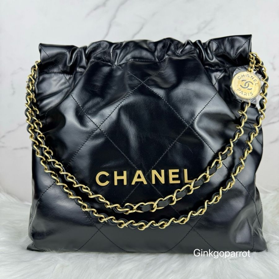 CHANEL 22 小型菱格紋亮面小牛皮肩背包-0