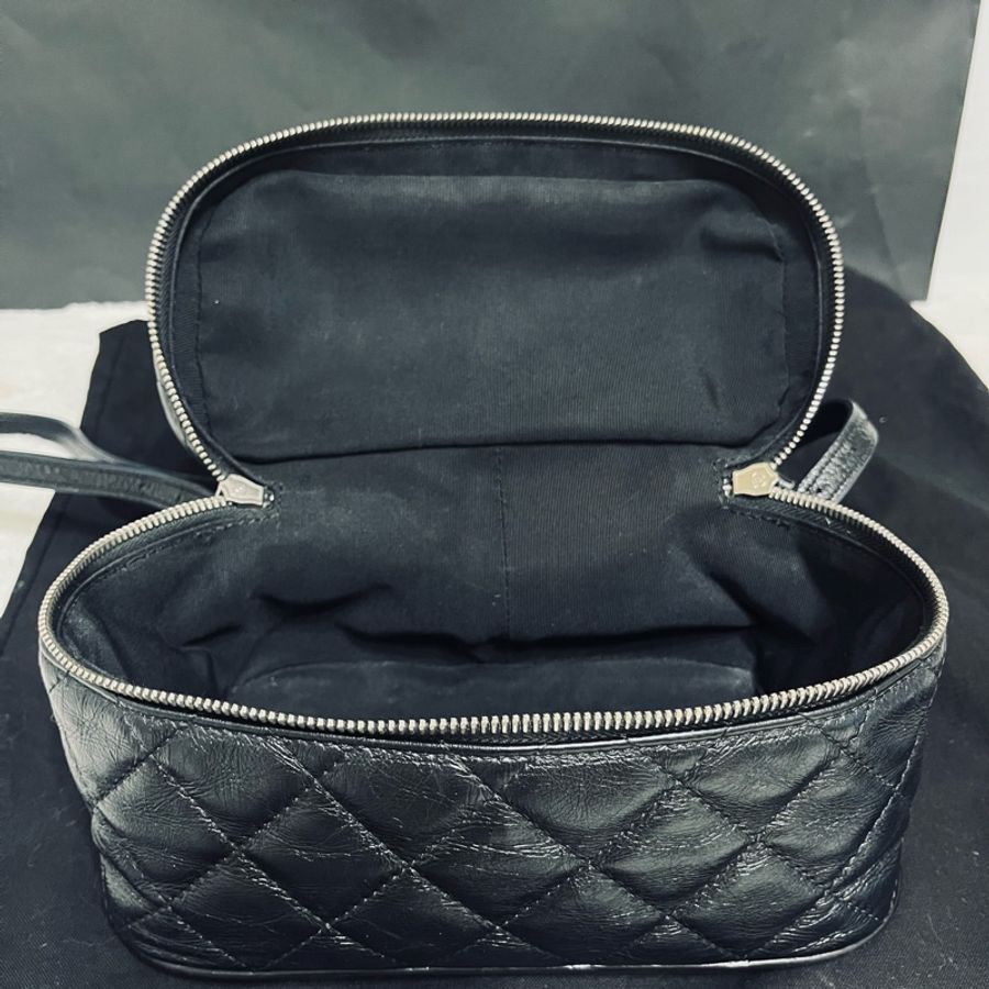 CHANEL #褶皺絎縫油蠟牛皮 PVC背包（黑銀色）-28