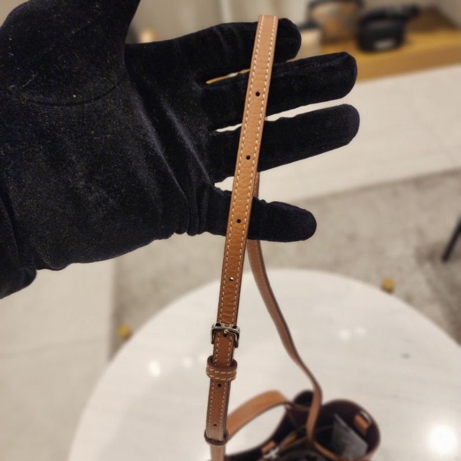 🎉新品好折扣✨Tod's T 吊飾 Micro 粒面小牛皮包 焦糖色/附可拆卸長肩帶-18