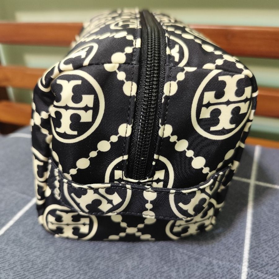 TB Tory Burch 專櫃款老花系列尼龍手拿包 化妝包 全新(不可議)-11