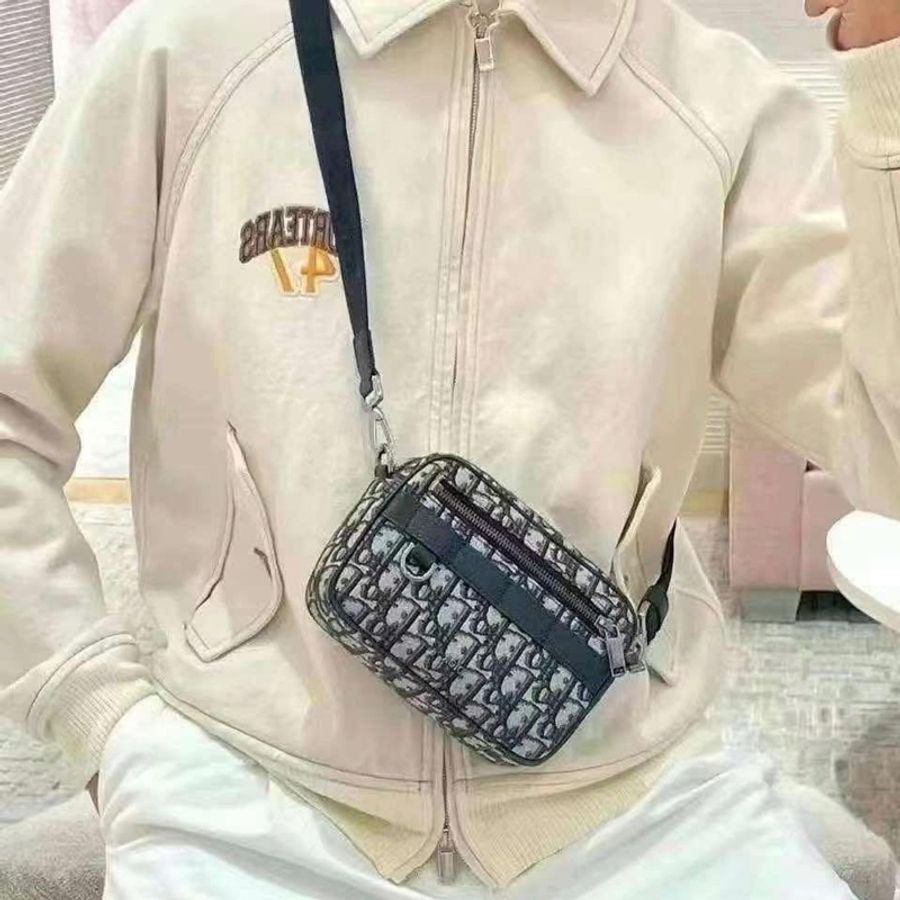 🤎CHRISTIAN DIOR 新款 深藍 LOGO 側背包 斜背包 相機包 迷你 郵差包 近全新有防塵套 專櫃買56000 割愛49800極可愛🤎-1