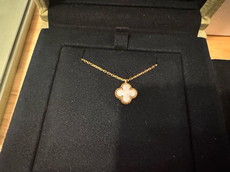 (接近全新) VCA Van Cleef & Arpels Alhambra pendant 白貝母小花項鍊-0