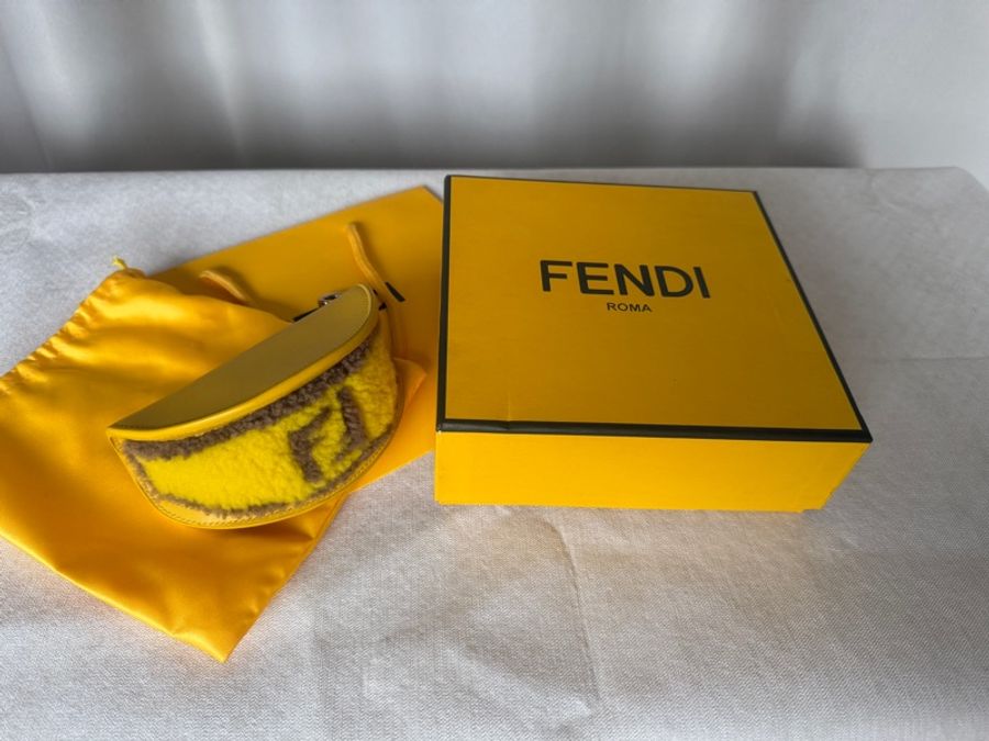 FENDI芬迪黃色香蕉妮妃雅鑰匙圈吊飾零錢包/小小兵/小包-0