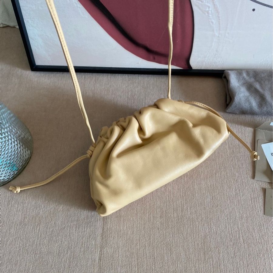BV pouch 20小牛皮單肩包 手拿包雲朵包 杏色-5