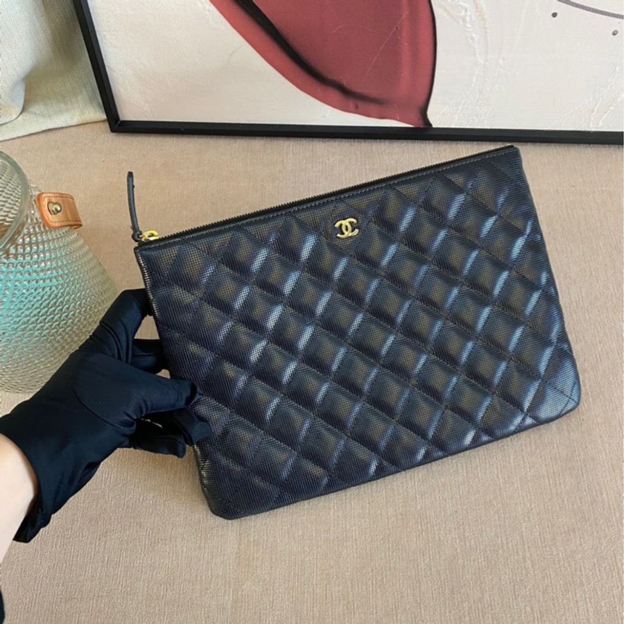 CHANEL 黑金手拿包 金屬質感 小牛皮-1
