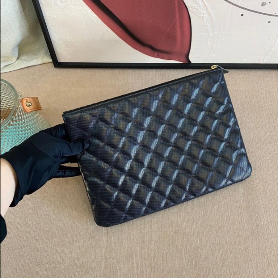 CHANEL 黑金手拿包 金屬質感 小牛皮-3