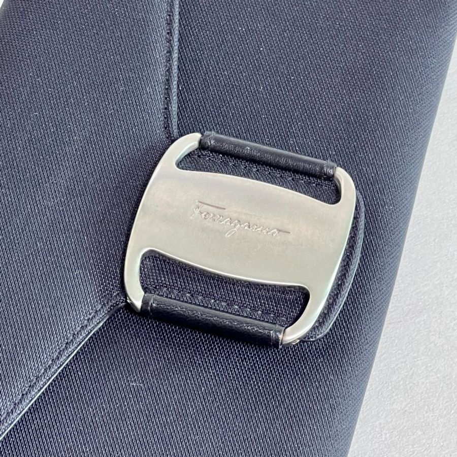 Ferragamo黑色卡片錢包長夾小手袋肩背側背孭袋 原裝盒 送肩帶-5
